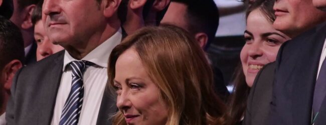 I vini della Scuola Enologica “De Sanctis” premiati al Vinitaly. Alla Meloni una bottiglia del Brandy Avellino