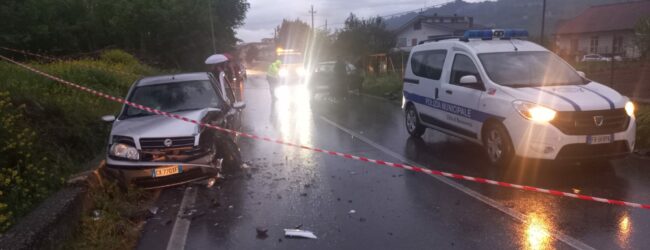 Scontro tra due auto in via Sturzo a Benevento: quattro feriti