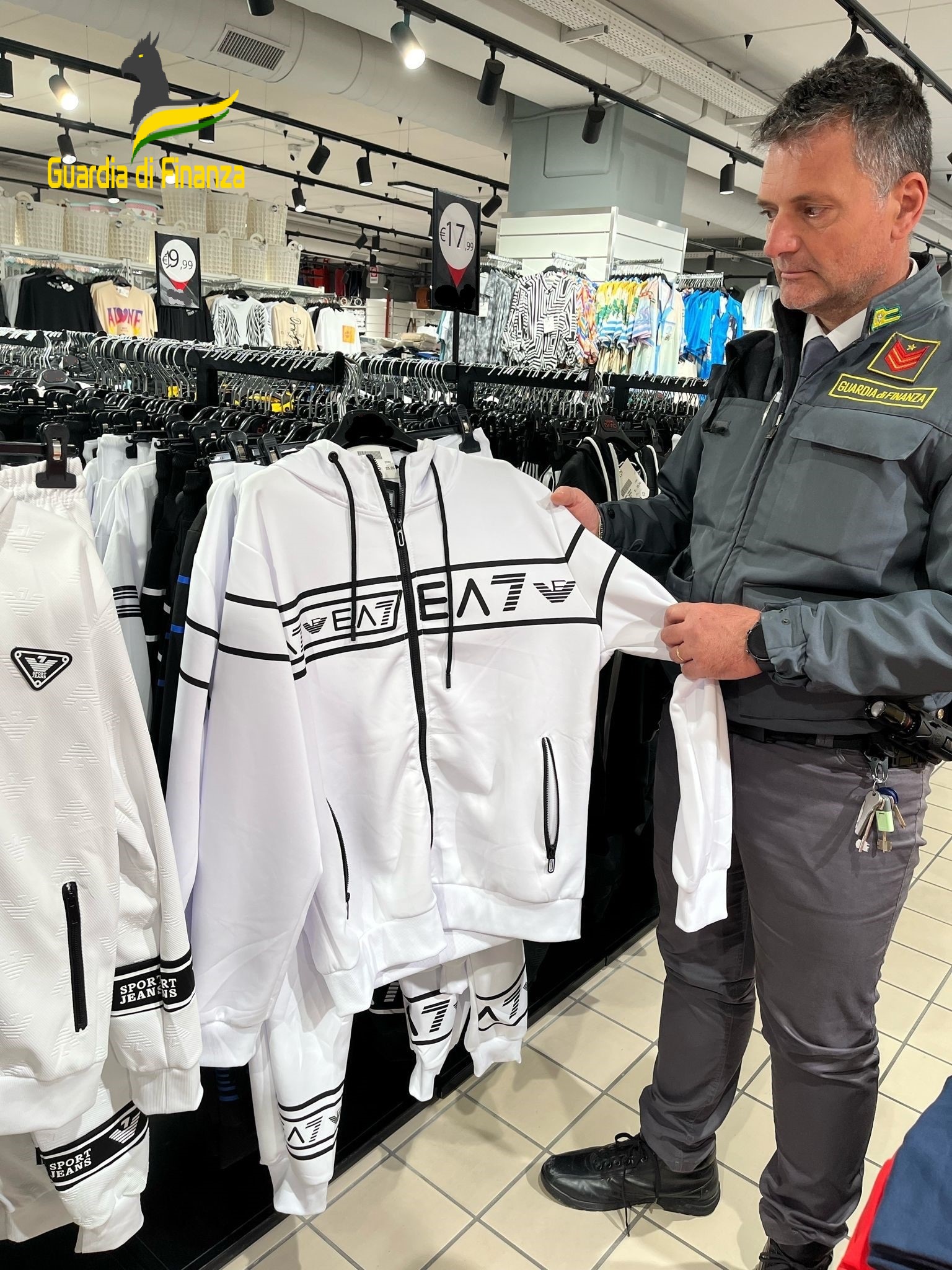 Benevento, sequestrati 200 capi di abbigliamento contraffatti