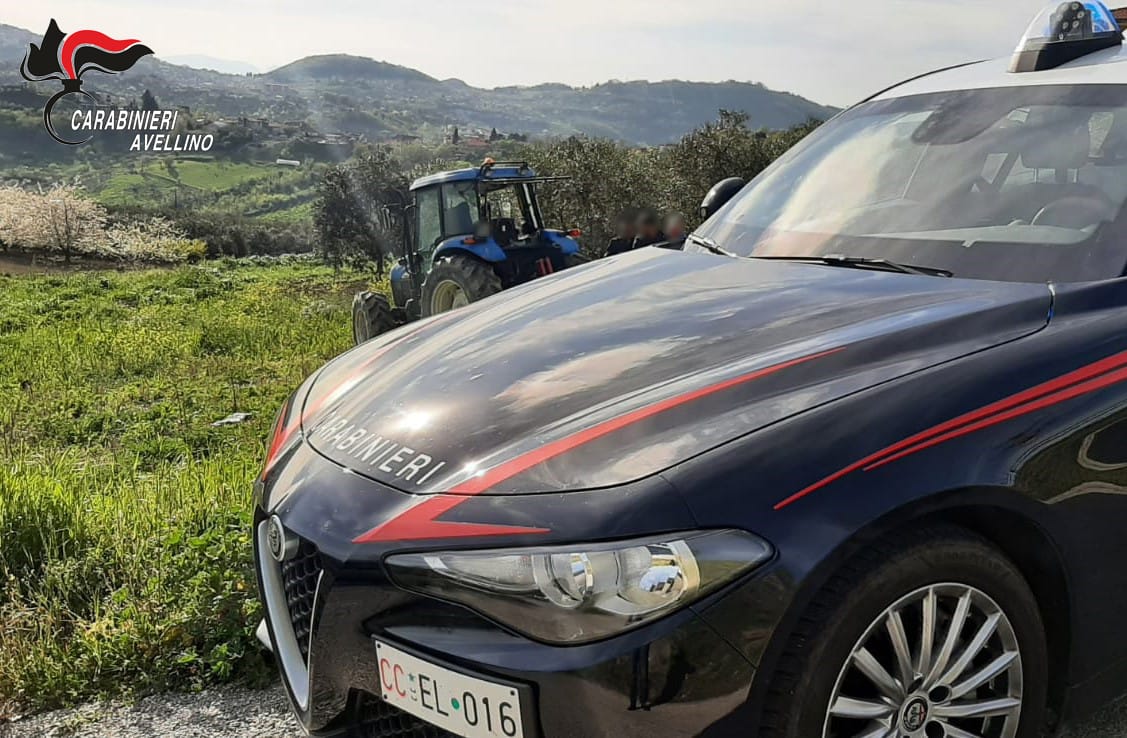 Ariano Irpino| Incidente nei campi, 56enne si ribalta con il trattore: liberato da carabinieri e cittadini