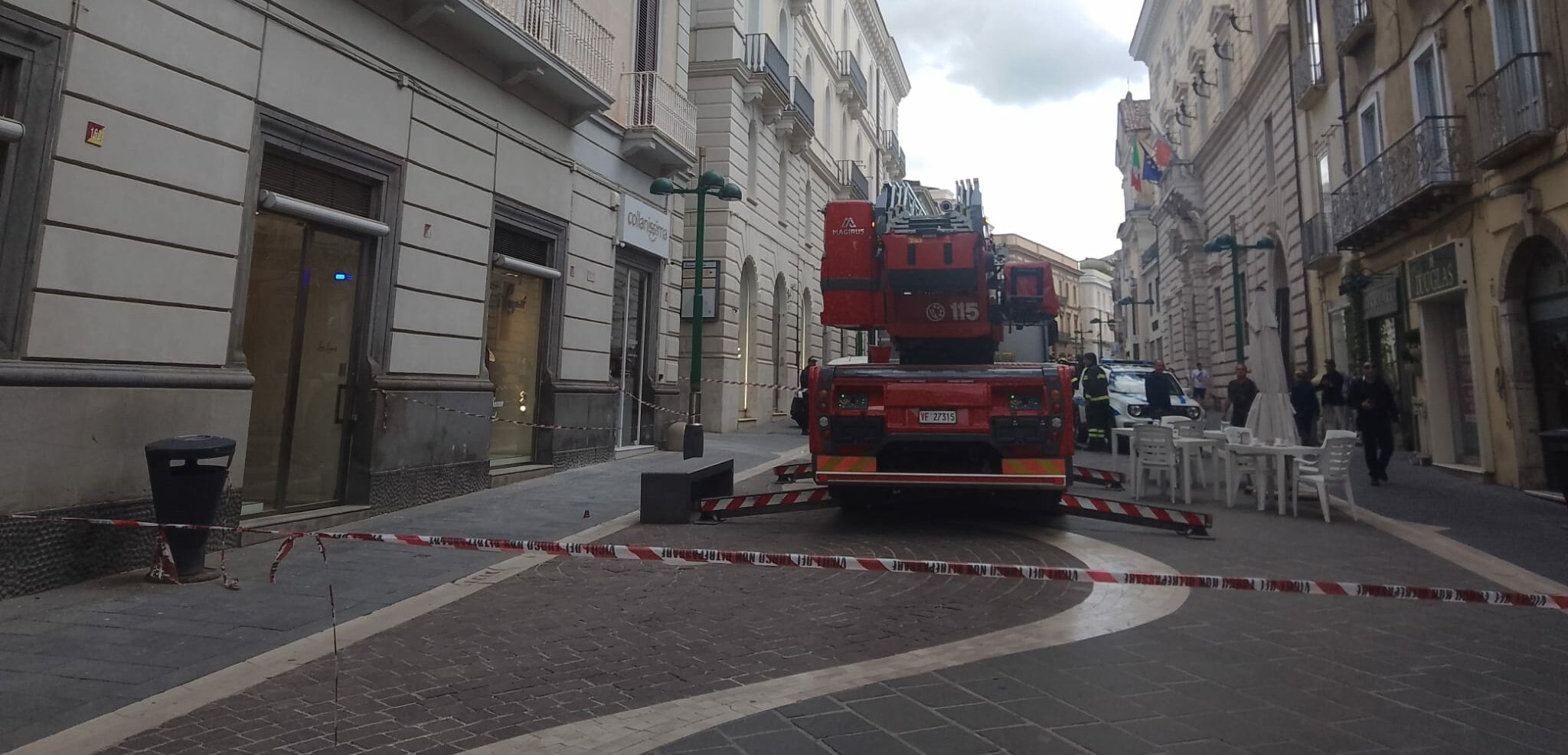 Calcinacci piovono giù da un palazzo al Corso Garibaldi di Benevento