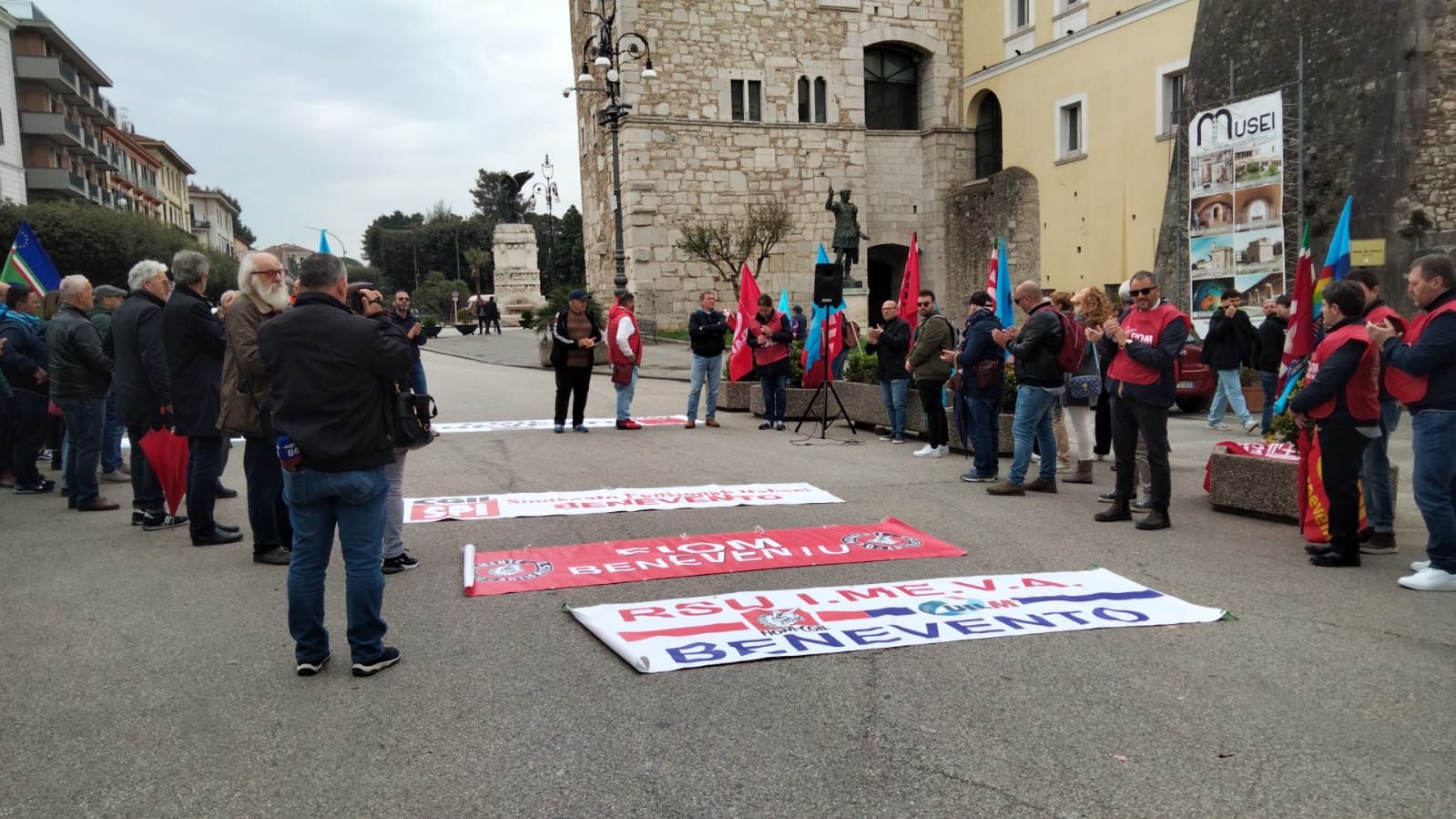 “Adesso Basta!”. Cgil e Uil, un presidio a Piazza Castello