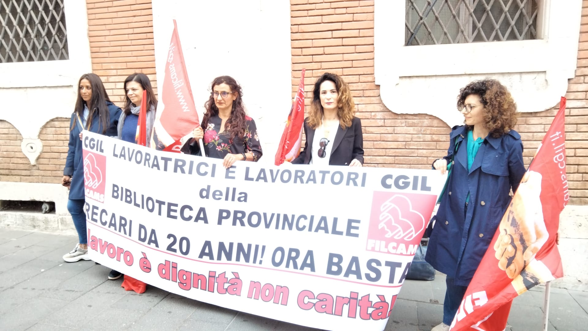 Bibliotecarie provinciali in lotta: “basta precariato!” Presidio Filcams Cgil