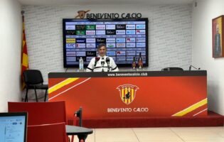 Benevento, Auteri: “La vittoria ci darebbe buone possibilità di scavalcare l’Avellino. Il gol è una panacea per gli attaccanti”