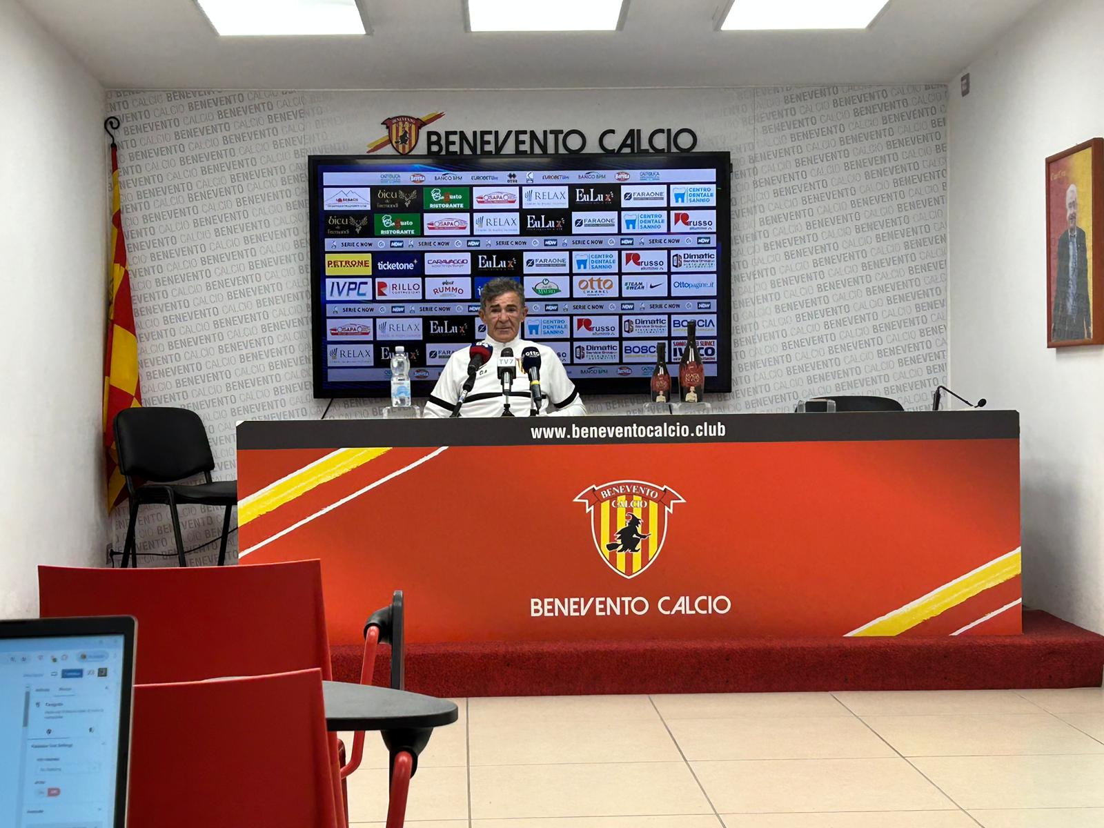 Benevento, Auteri: “La vittoria ci darebbe buone possibilità di scavalcare l’Avellino. Il gol è una panacea per gli attaccanti”