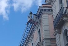 Calcinacci giù da un palazzo del Corso: pompieri transennano l’area