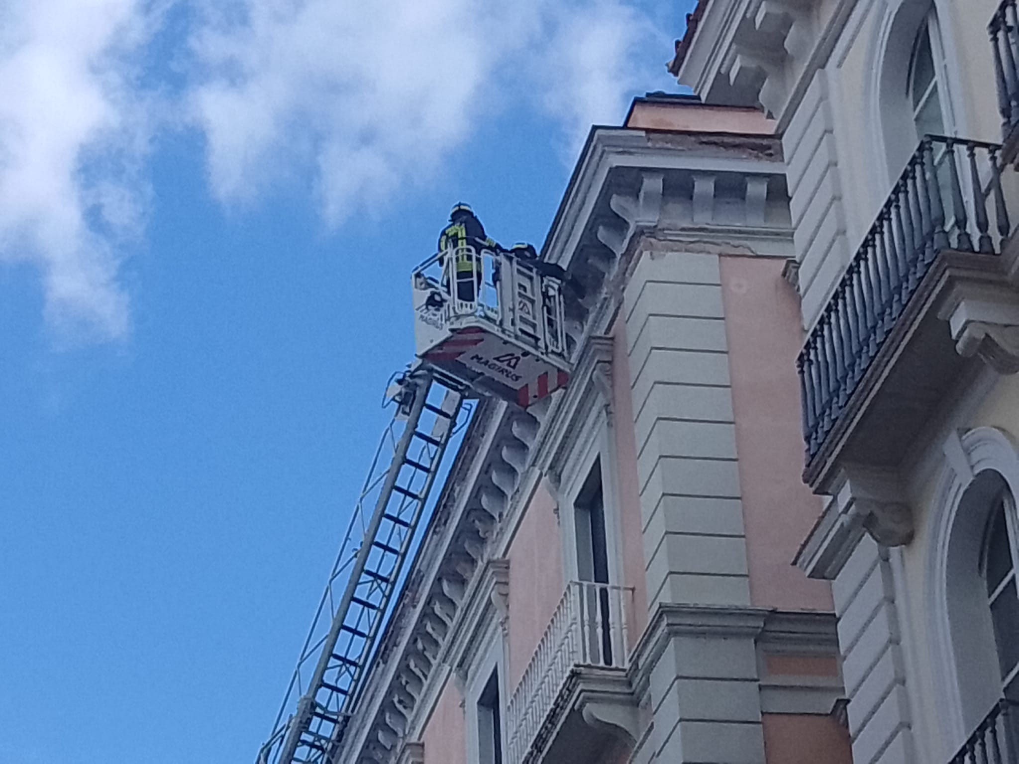 Calcinacci giù da un palazzo del Corso: pompieri transennano l’area