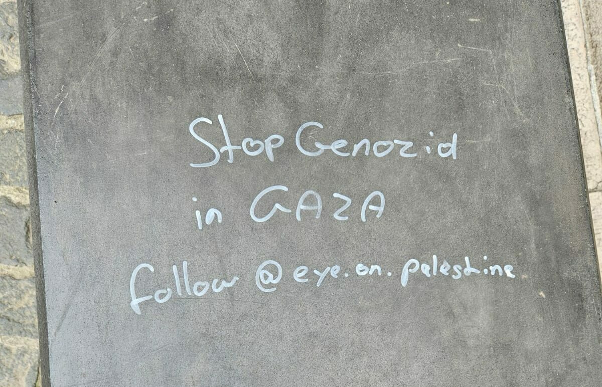 Benevento, scritte sulle panchine a piazza Roma. Mastella: “Imbrattare arredi non è né protesta, né solidarietà: è un’ignobile sciocchezza”