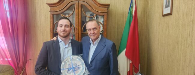 Il sindaco Mastella ha ricevuto un piatto celebrativo dal presidente dell’associazione Res Publica Pierpaolo Izzo