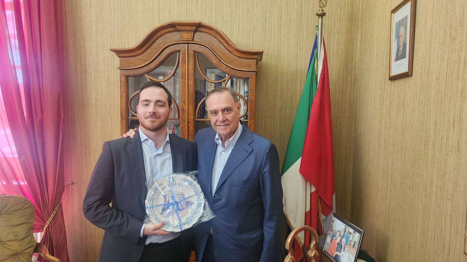 Il sindaco Mastella ha ricevuto un piatto celebrativo dal presidente dell’associazione Res Publica Pierpaolo Izzo
