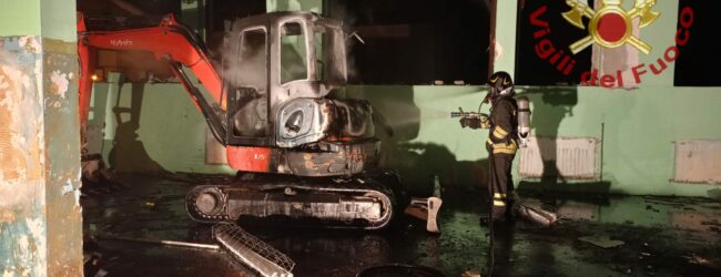 Mercogliano| Escavatore in fiamme: Filca, Feneal e Fillea chiedono un confronto urgente con il Prefetto