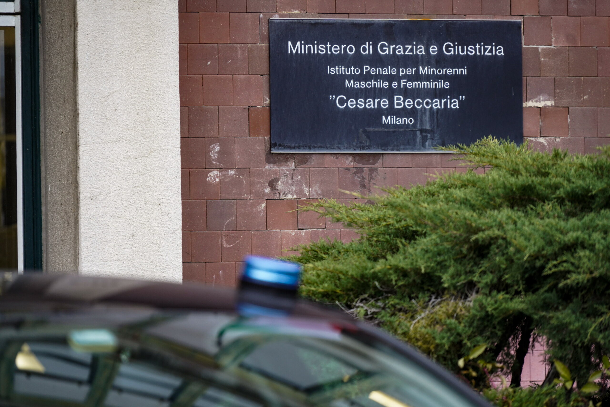 Torture e violenze sessuali al “Cesare Beccaria” di Milano: revocata sospensione per agente penitenziario caudino, può tornare in servizio
