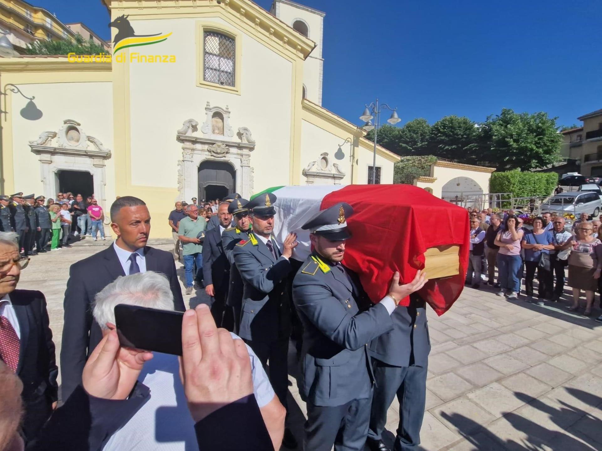 Castelfranci| Ultimo saluto al maresciallo Barone, a lutto la Guardia di Finanza irpina