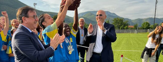 Calcio femminile, la Vis Mediterranea Soccer in Serie B: consegnata la Coppa