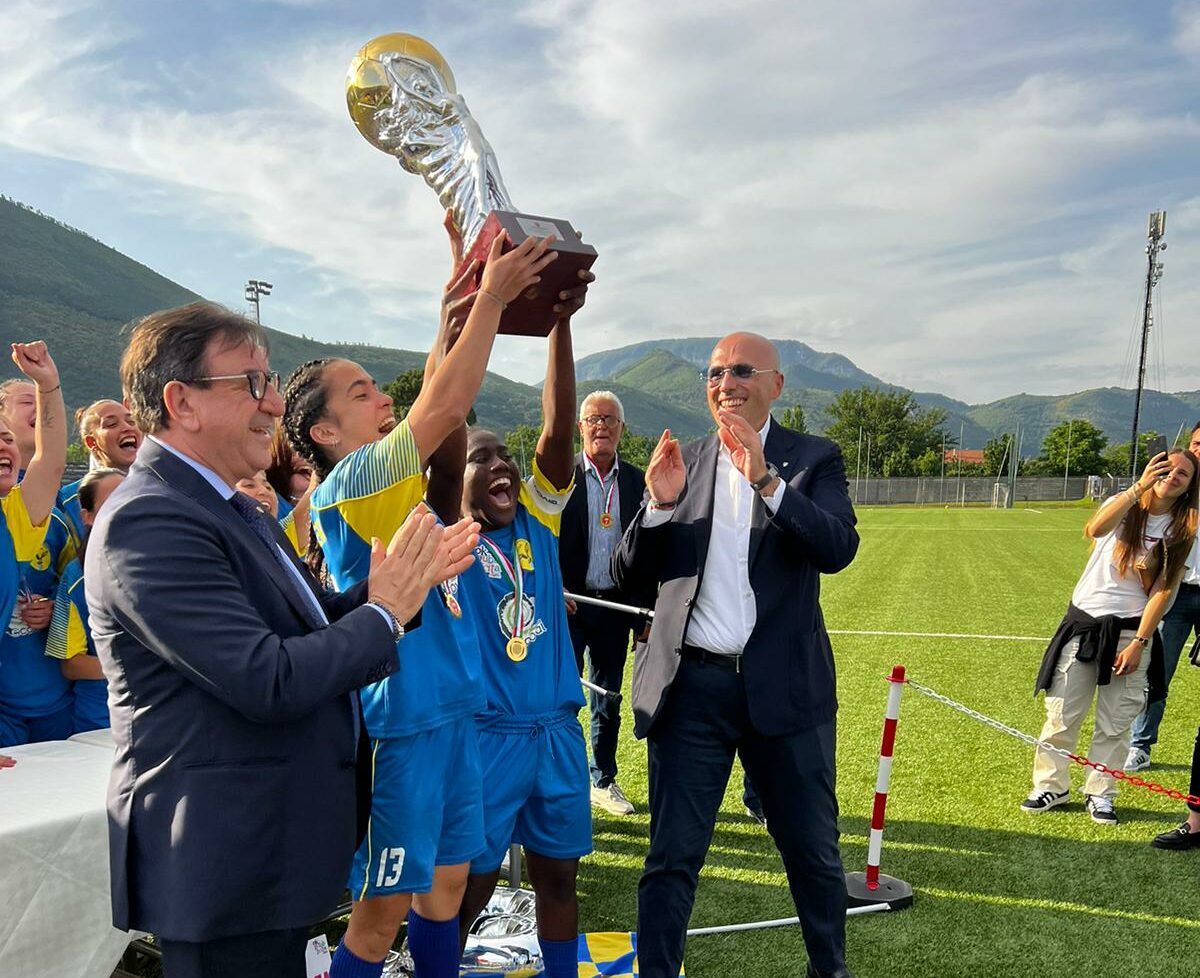 Calcio femminile, la Vis Mediterranea Soccer in Serie B: consegnata la Coppa