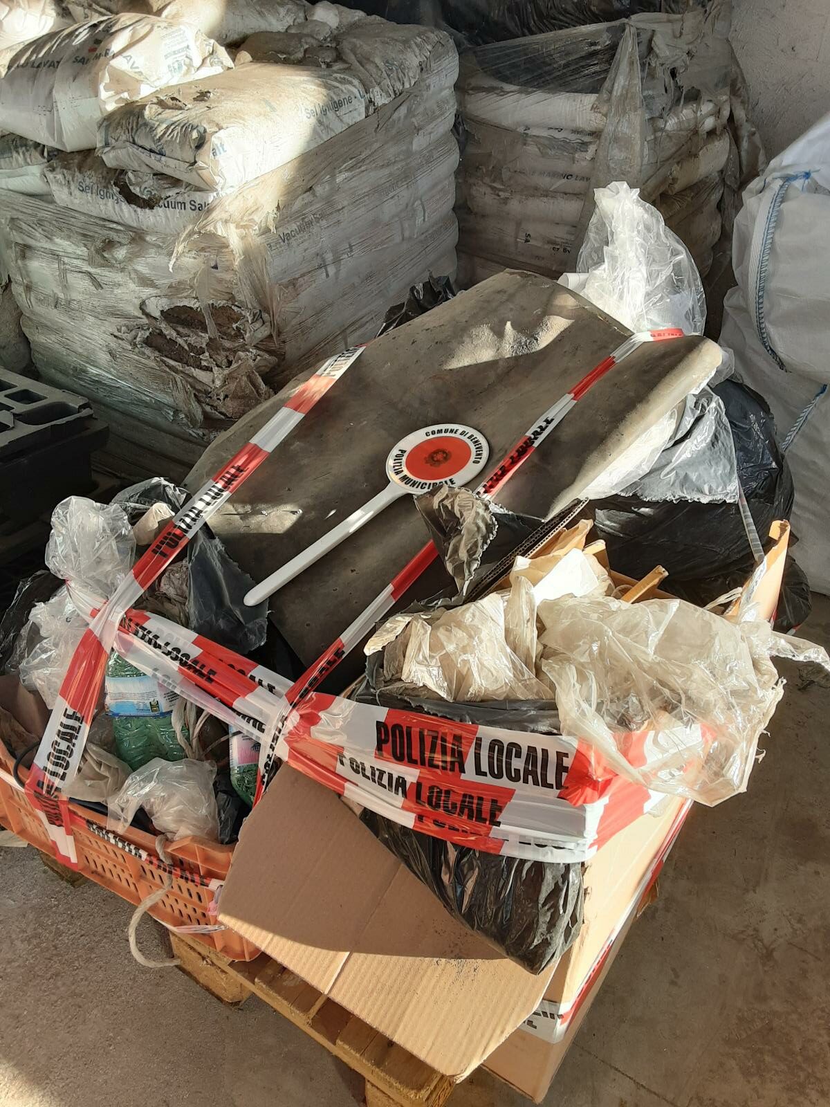 Benevento, Polizia Municipale sequestra autocarro per trasporto e smaltimento illecito di rifiuti