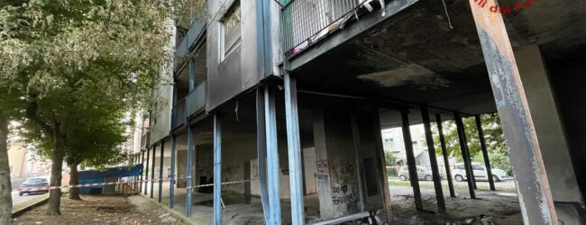 Incendio alla palazzina di Valle del 28 luglio, Arpac: “concentrazioni di diossine sotto valore di riferimento”