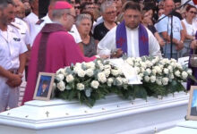 Rotondi, una folla commossa saluta per l’ultima volta Vincenzo e Alessandro. Accrocca: “Ogni parola è superflua, è il momento della vicinanza”