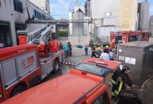 Fiamme in un deposito dell’oleificio Mataluni, a lavoro i Vigili del Fuoco