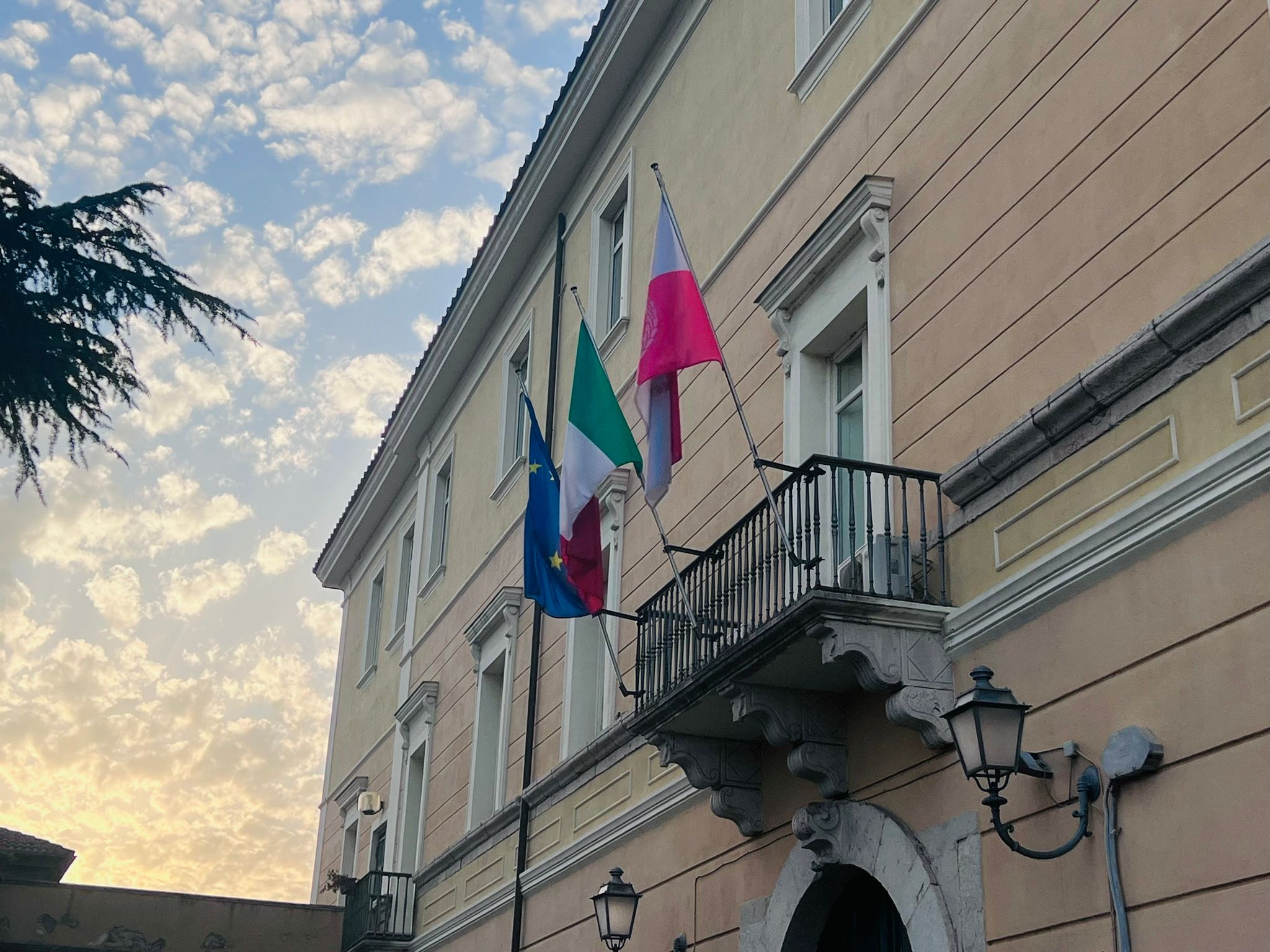 Stazioni di ricarica e cabine elettriche, Comune decide per la delocalizzazione in altra zona