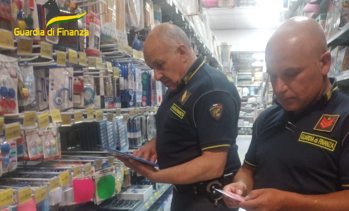 Fiamme Gialle, controlli in due attivita’ commerciali cinesi a Benevento: sequestrati prodotti contraffatti