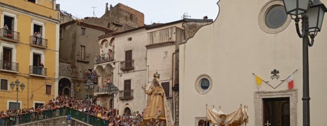 Con la “chiusura della lastra” Guardia Sanframondi ha salutato la Madonna dell’Assunta