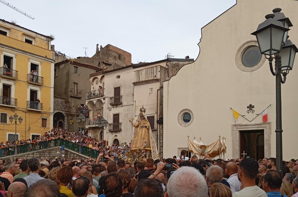 Con la “chiusura della lastra” Guardia Sanframondi ha salutato la Madonna dell’Assunta