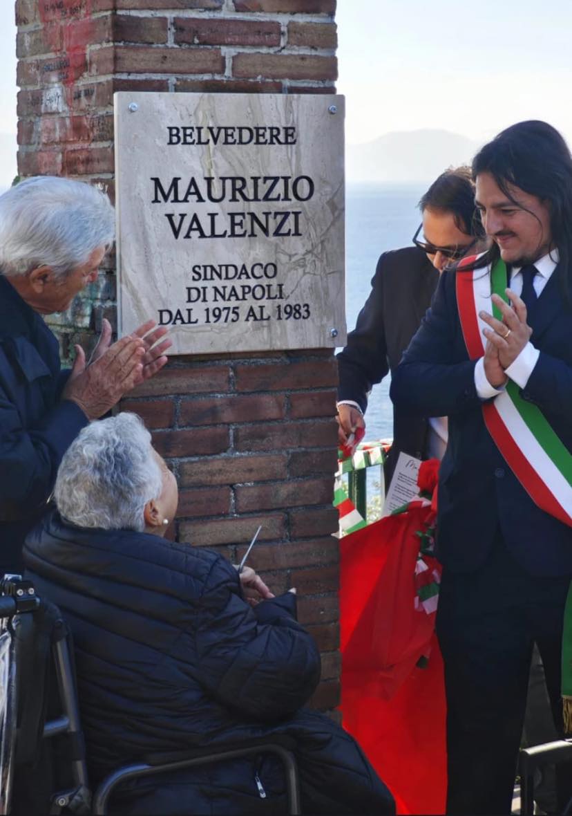 La targa scoperta sul belvedere di Bacoli