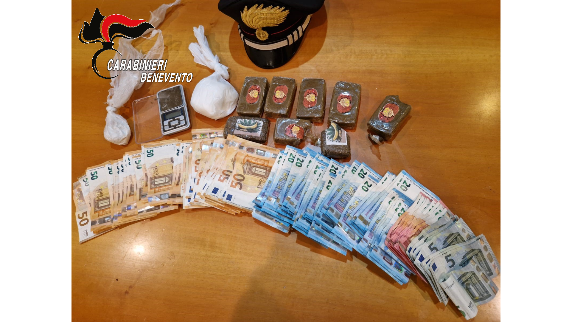 Benevento, scovata base di spaccio al Rione Ferrovia: sequestrati oltre 850 grammi di droga, arrestato un 40enne