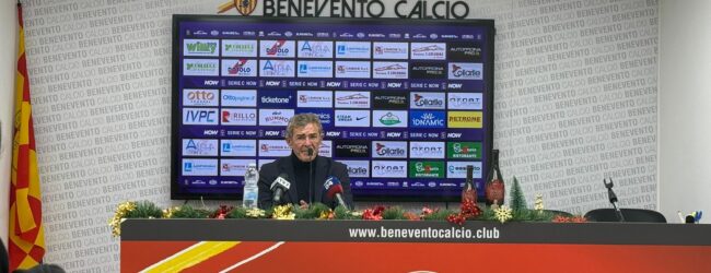 Benevento, Auteri: “Ingenui in occasione del gol subito, abbiamo fatto la partita. Non vedo un problema sulle palle inattive, ci diamo la zappa sui piedi parlandone”