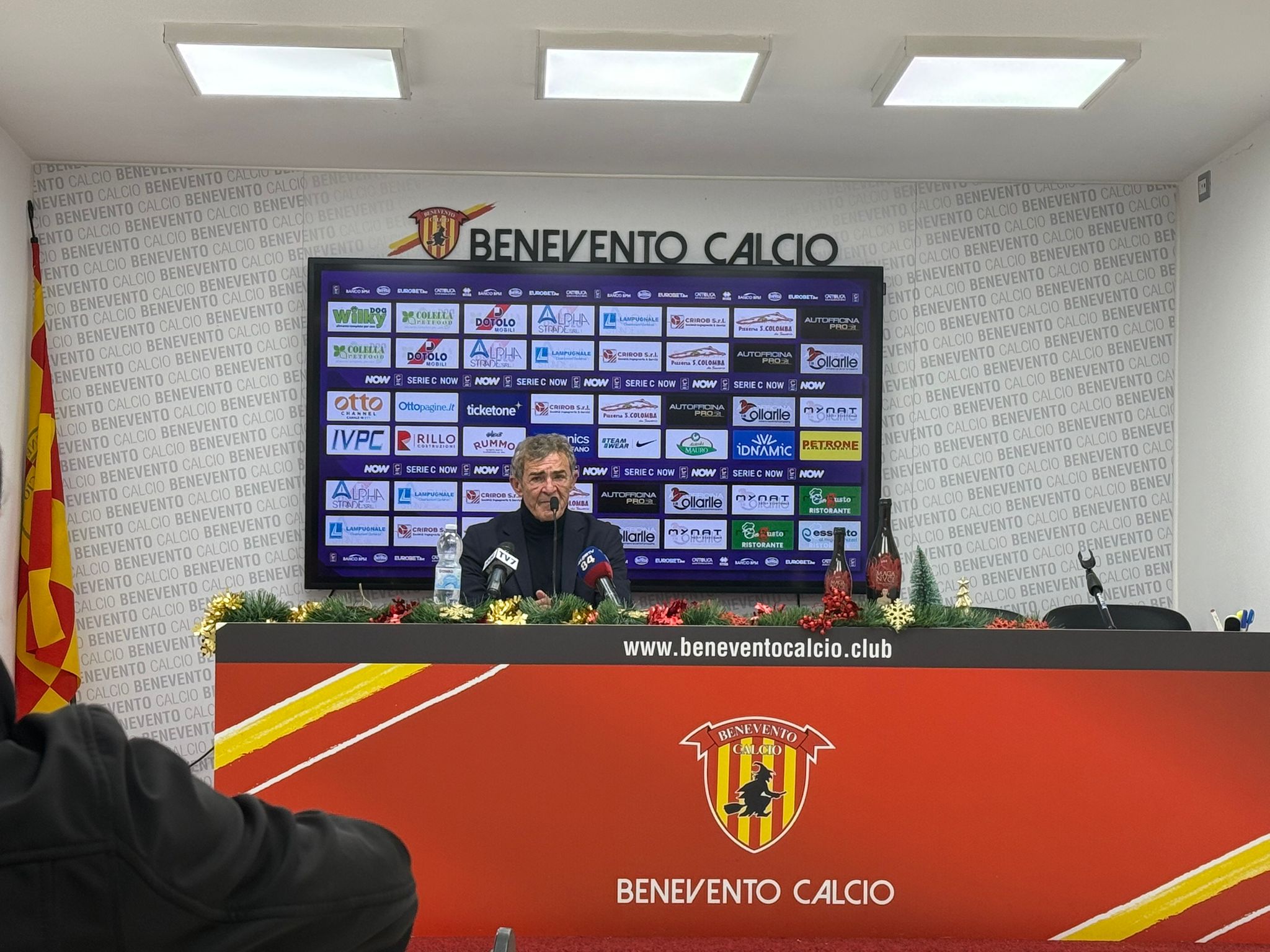 Benevento, Auteri: “Ingenui in occasione del gol subito, abbiamo fatto la partita. Non vedo un problema sulle palle inattive, ci diamo la zappa sui piedi parlandone”