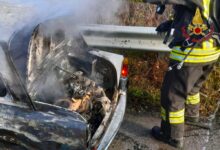 Incendio su SP 296 a San Mango Sul Calore: in fiamme una storica Bianchina, nessun ferito