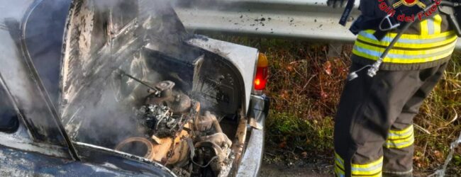 Incendio su SP 296 a San Mango Sul Calore: in fiamme una storica Bianchina, nessun ferito