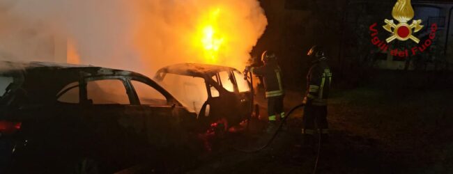 Incendio nella notte a Villamaina: in fiamme due auto