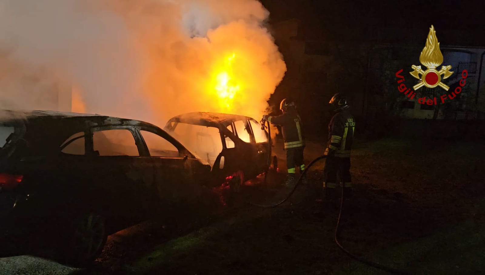 Incendio nella notte a Villamaina: in fiamme due auto