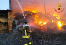 Incendio a Bisaccia: Vigili del Fuoco al lavoro per domare le fiamme in due capannoni agricoli