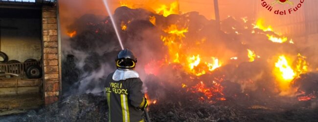 Incendio a Bisaccia: Vigili del Fuoco al lavoro per domare le fiamme in due capannoni agricoli