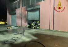 Incendio a Castelfranci, Vigili del Fuoco in azione per spegnere le fiamme in un capannone industriale