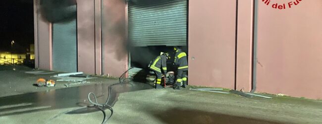Incendio a Castelfranci, Vigili del Fuoco in azione per spegnere le fiamme in un capannone industriale