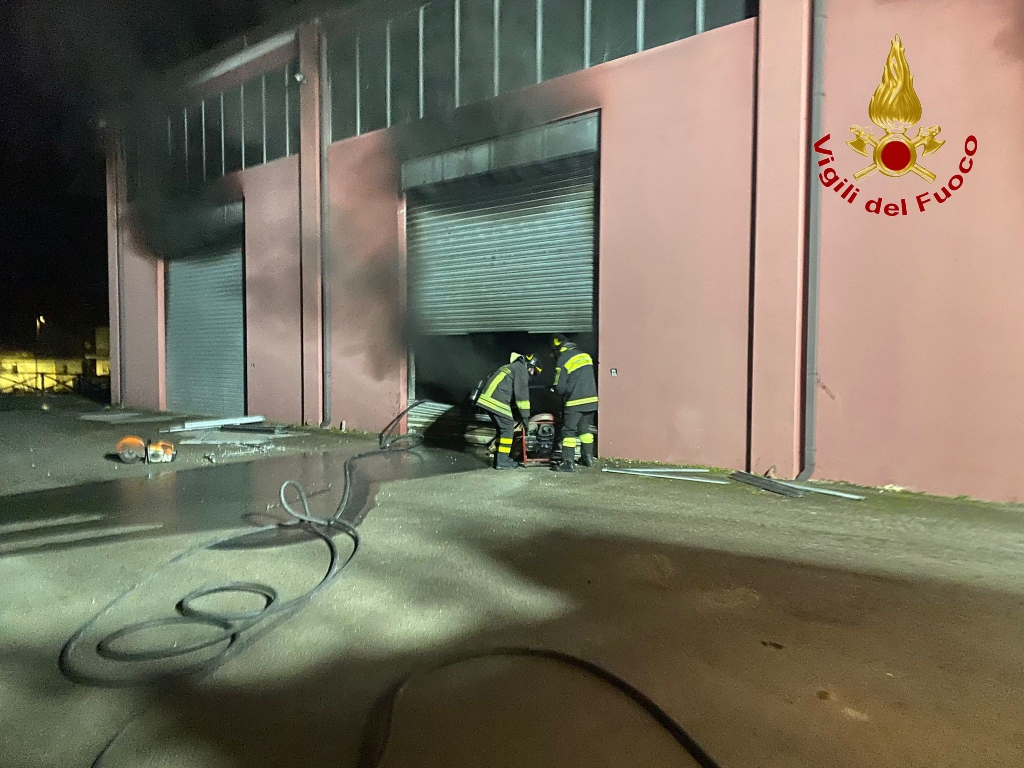Incendio a Castelfranci, Vigili del Fuoco in azione per spegnere le fiamme in un capannone industriale
