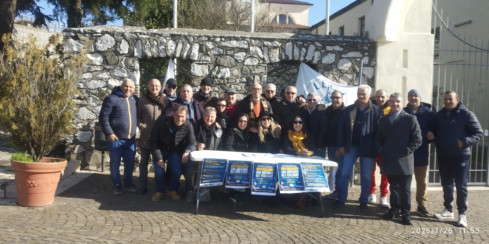 Lega: raccolte oltre 450 firme di solidarietà alle forze dell’ordine. Zinzi depone un mazzo di fiori alla stele dedicata a Tiziano della Ratta a Sant’Agata de’Goti