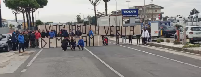 Cam, ancora sciopero. Operai occupano la Statale Appia a Paolisi