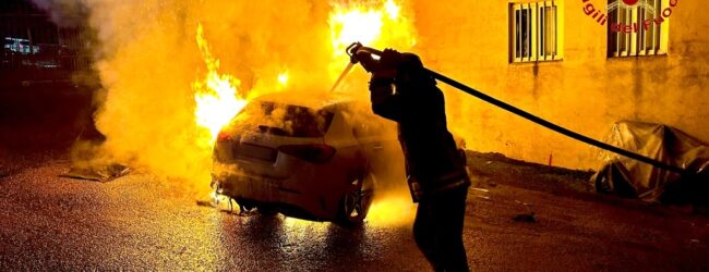 Incendio auto alla periferia di Avellino: intervengono i Vigili del Fuoco