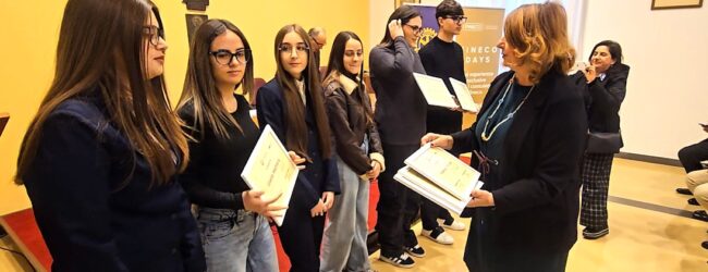 Ischia celebra il professore Cristofaro Mennella con 10 borse di studio
