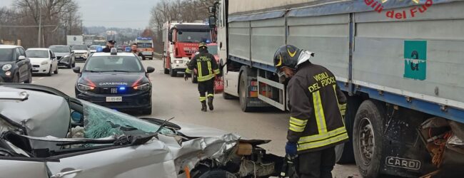 Grottaminarda: Auto contro camion in sosta, conducente ferito
