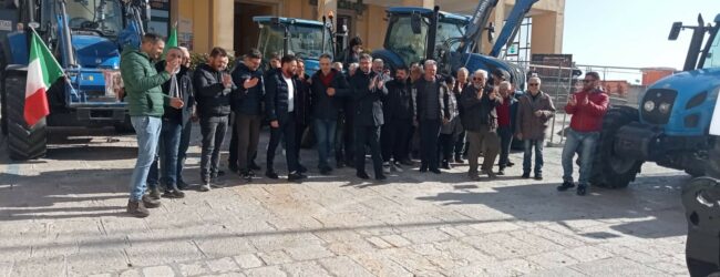 Gli agricoltori Uniagri in corteo al comune di Ariano Irpino: il sindaco Franza si impegna a deliberare lo stato di crisi