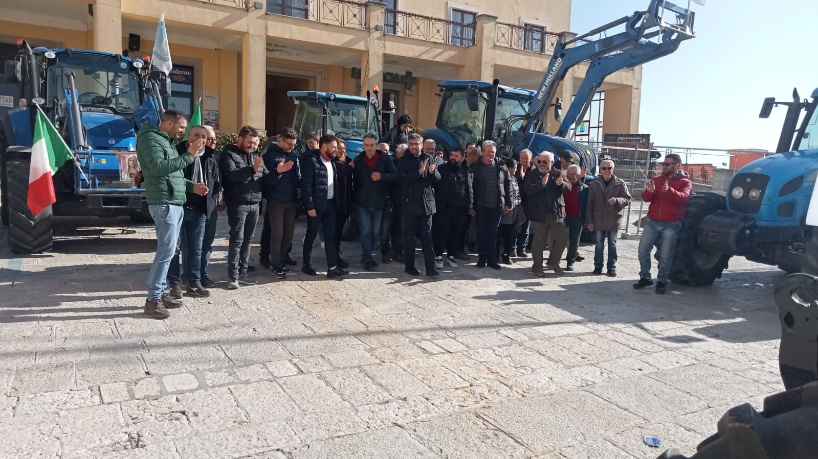 Gli agricoltori Uniagri in corteo al comune di Ariano Irpino: il sindaco Franza si impegna a deliberare lo stato di crisi