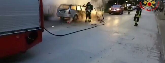 Avellino: Incendio auto in via Annarumma: intervengono i Vigili del Fuoco, conducente in salvo