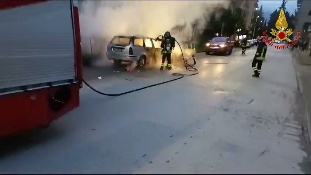 Avellino: Incendio auto in via Annarumma: intervengono i Vigili del Fuoco, conducente in salvo