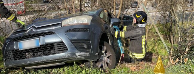 Avellino| Auto nella scarpata a Picarelli, 37enne ferita ricoverata al Moscati